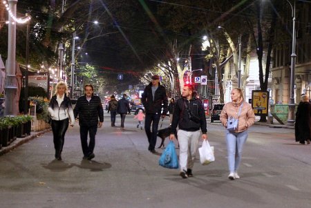 Воздух стал чище и снизился уровень шума: самой большой в стране пешеходной зоне уже четыре месяца (фоторепортаж) 