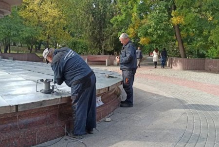Коммунальщики законсервировали на зиму фонтан в парке Шевченко (фото)