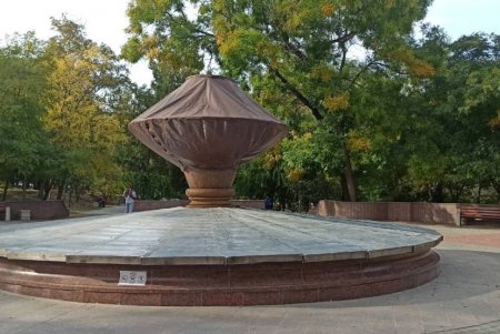 Коммунальщики законсервировали на зиму фонтан в парке Шевченко (фото)
