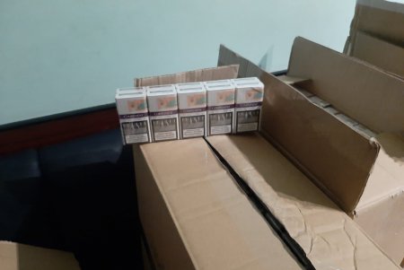 Почти 40 тысяч пачек сигарет неизвестного происхождения нашли в микроавтобусе у жителя Раздельной (фото, видео)