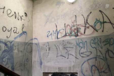 Вандалы изуродовали подъезд в жилом доме Киевского района целой галереей своих «художеств» (фото)