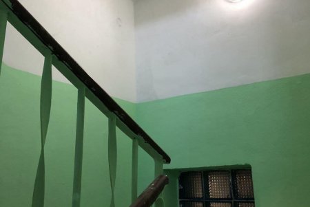 Вандалы изуродовали подъезд в жилом доме Киевского района целой галереей своих «художеств» (фото)