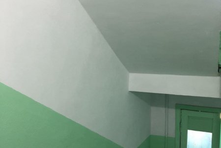 Вандалы изуродовали подъезд в жилом доме Киевского района целой галереей своих «художеств» (фото)