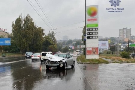 На Грушевского столкнулись две иномарки (фото)