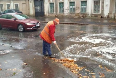 Коммунальщики в непогоду продолжают дежурить на улицах и магистралях города (фото)