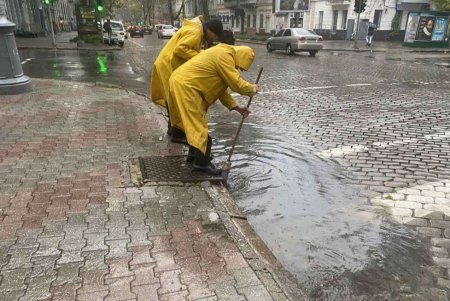 Коммунальщики в непогоду продолжают дежурить на улицах и магистралях города (фото)