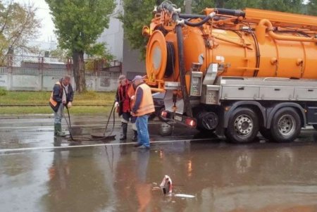 Коммунальщики в непогоду продолжают дежурить на улицах и магистралях города (фото)