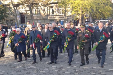 В День защитников и защитниц Украины горожане возложили цветы к памятнику Шевченко в память о погибших воинах (фото)