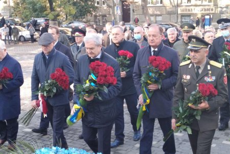 В День защитников и защитниц Украины горожане возложили цветы к памятнику Шевченко в память о погибших воинах (фото)
