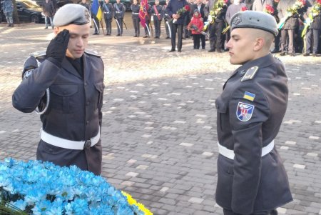 В День защитников и защитниц Украины горожане возложили цветы к памятнику Шевченко в память о погибших воинах (фото)