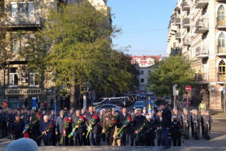 В День защитников и защитниц Украины горожане возложили цветы к памятнику Шевченко в память о погибших воинах (фото)