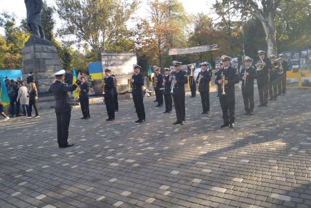 В День защитников и защитниц Украины горожане возложили цветы к памятнику Шевченко в память о погибших воинах (фото)