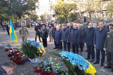 В День защитников и защитниц Украины горожане возложили цветы к памятнику Шевченко в память о погибших воинах (фото)