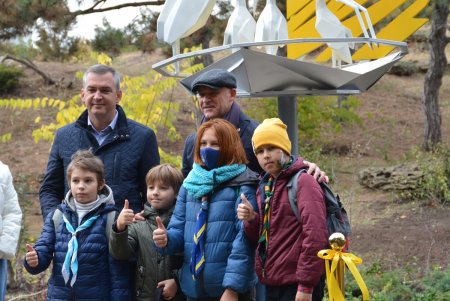 В парке Победы появился новый арт-объект — семейство аистов (фоторепортаж) 