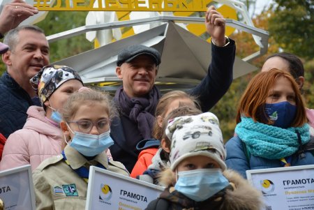 В парке Победы появился новый арт-объект — семейство аистов (фоторепортаж) 