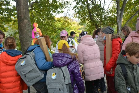 В парке Победы появился новый арт-объект — семейство аистов (фоторепортаж) 