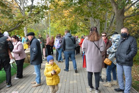 В парке Победы появился новый арт-объект — семейство аистов (фоторепортаж) 