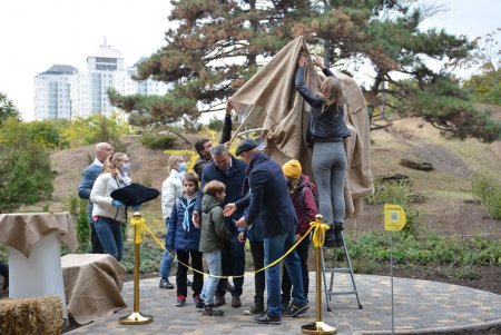 В парке Победы появился новый арт-объект — семейство аистов (фоторепортаж) 