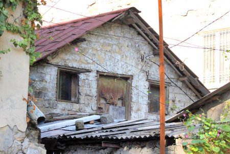 Улица Конная: украинский театр, рынок и много старинных домов (фоторепортаж) 