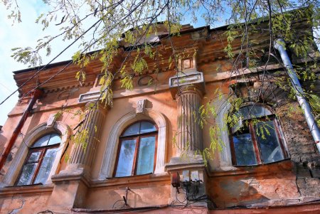 Улица Конная: украинский театр, рынок и много старинных домов (фоторепортаж) 