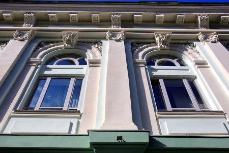Улица Конная: украинский театр, рынок и много старинных домов (фоторепортаж) 