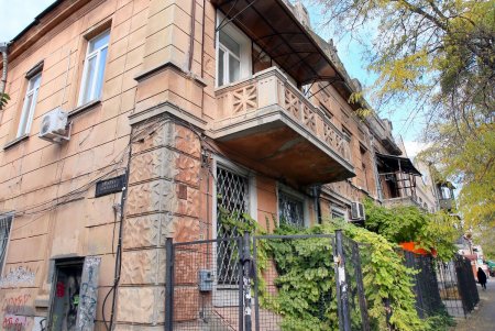 Улица Конная: украинский театр, рынок и много старинных домов (фоторепортаж) 
