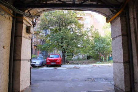 Улица Конная: украинский театр, рынок и много старинных домов (фоторепортаж) 