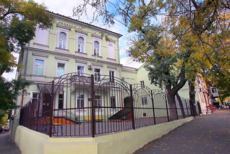 Улица Конная: украинский театр, рынок и много старинных домов (фоторепортаж) 