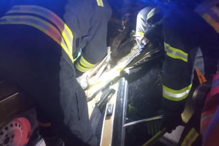 Водитель легковушки влетел в столб в Прилиманском: пострадавших деблокировали спасатели (фото)