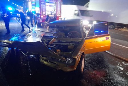 Водитель легковушки влетел в столб в Прилиманском: пострадавших деблокировали спасатели (фото)