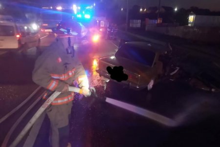 Водитель легковушки влетел в столб в Прилиманском: пострадавших деблокировали спасатели (фото)