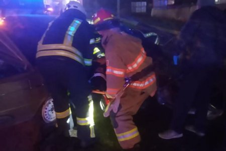 Водитель легковушки влетел в столб в Прилиманском: пострадавших деблокировали спасатели (фото)