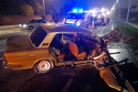 Водитель легковушки влетел в столб в Прилиманском: пострадавших деблокировали спасатели (фото)