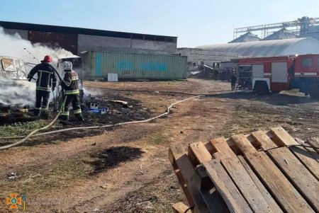 В Подольске пожарные оперативно потушили пять горевших рефрижераторов, не допустив загрязнение воздуха токсичными веществами (фото)