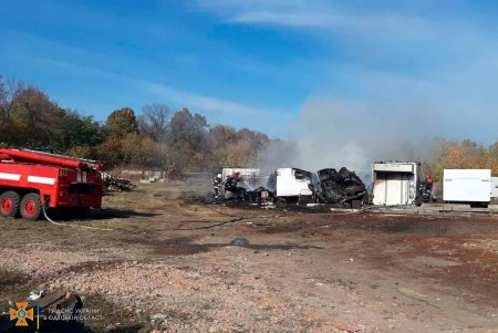 В Подольске пожарные оперативно потушили пять горевших рефрижераторов, не допустив загрязнение воздуха токсичными веществами (фото)