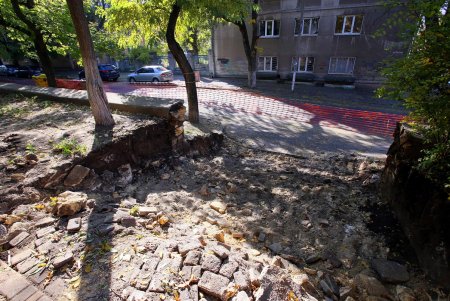 Преображение сквера «Регенсбург»: рабочие уже демонтировали старое покрытие, лестницу, скамейки и остатки спортивной площадки (фоторепортаж) 