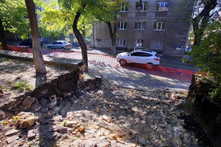 Преображение сквера «Регенсбург»: рабочие уже демонтировали старое покрытие, лестницу, скамейки и остатки спортивной площадки (фоторепортаж) 