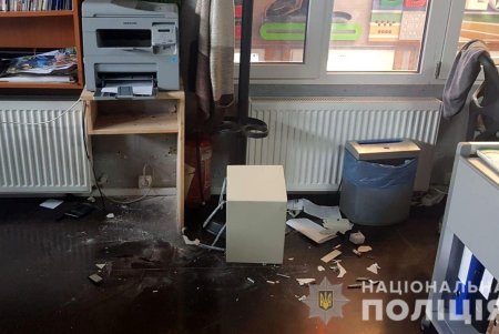 Вор через пожарный люк проник в офис на Бугаевской, распилил сейф и похитил 150 тысяч гривен в иностранной валюте (фото)