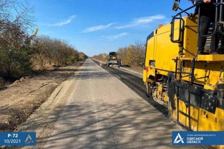 Дорожники меняют старое покрытие возле села Староказачье Белгород-Днестровского района (фото)