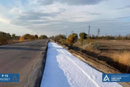 Дорожники меняют старое покрытие возле села Староказачье Белгород-Днестровского района (фото)