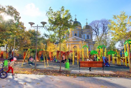 В завершение работ по благоустройству Алексеевского сквера на Молдаванке открылась детская площадка (фоторепортаж)