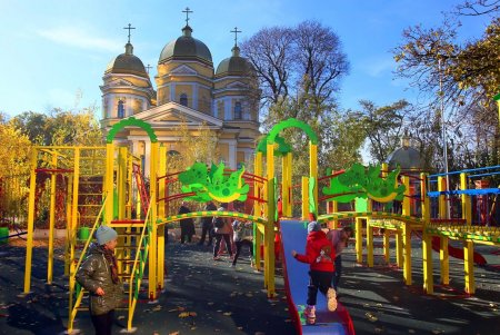 В завершение работ по благоустройству Алексеевского сквера на Молдаванке открылась детская площадка (фоторепортаж)
