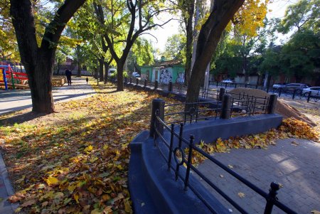 В завершение работ по благоустройству Алексеевского сквера на Молдаванке открылась детская площадка (фоторепортаж)