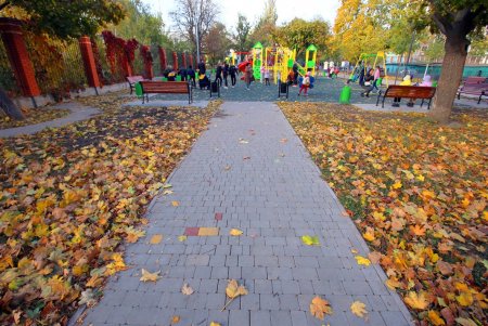 В завершение работ по благоустройству Алексеевского сквера на Молдаванке открылась детская площадка (фоторепортаж)