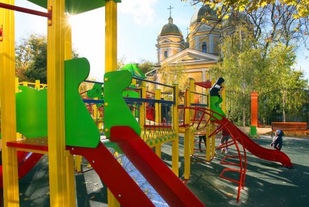 В завершение работ по благоустройству Алексеевского сквера на Молдаванке открылась детская площадка (фоторепортаж)