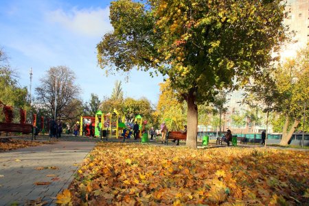 В завершение работ по благоустройству Алексеевского сквера на Молдаванке открылась детская площадка (фоторепортаж)