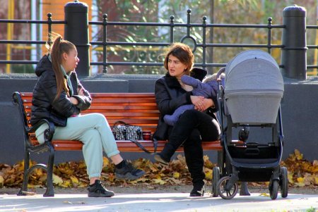 В завершение работ по благоустройству Алексеевского сквера на Молдаванке открылась детская площадка (фоторепортаж)