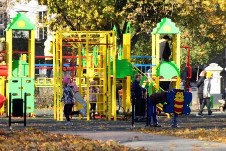В завершение работ по благоустройству Алексеевского сквера на Молдаванке открылась детская площадка (фоторепортаж)