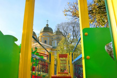 В завершение работ по благоустройству Алексеевского сквера на Молдаванке открылась детская площадка (фоторепортаж)