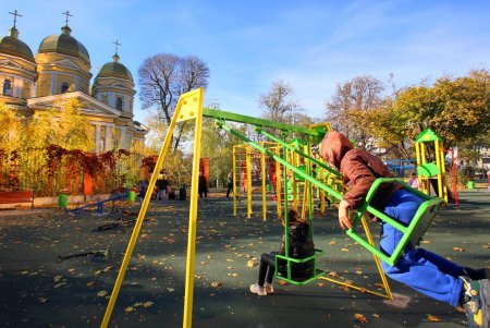 В завершение работ по благоустройству Алексеевского сквера на Молдаванке открылась детская площадка (фоторепортаж)